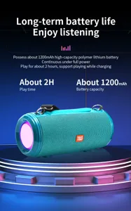 Détail d'enceinte Bluetooth étanche portable montrant son corps cyan et sa membrane lumineuse.