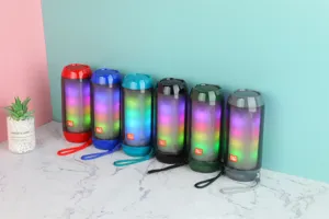 Nahaufnahme von tragbaren Bluetooth-Lautsprechern mit bunten RGB-Leuchtlichtern.