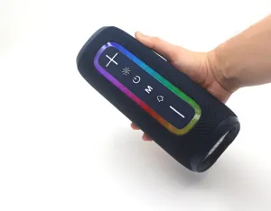 Tragbarer Bluetooth Lautsprecher mit RGB Lichtleiste, starker Bass kabelloser Outdoor-Klang.