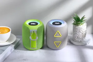 Haut-parleur Bluetooth cylindrique avec lumières colorées et basses profondes, appareil audio.