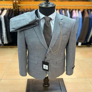 Λεπτομέρεια ανδρικού γκρι κοστουμιού slim fit με μονόπετο σακάκι και γραβάτα.