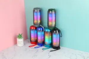 Tragbarer kabelloser Bluetooth-Lautsprecher mit bunten RGB-Lichtern und starkem Stereo-Sound.