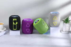 Haut-parleur Bluetooth sans fil portable avec lumières LED colorées et design maille cylindrique.