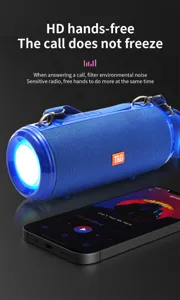 Haut-parleur Bluetooth extérieur portable avec lumières colorées, mains libres et basses puissantes.