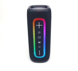 Tragbarer Bluetooth-Lautsprecher mit RGB-Licht, starkem Bass und TF-Karten-Unterstützung.