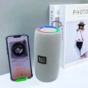 Tragbarer kabelloser Bluetooth-Lautsprecher mit Stoffnetz und RGB-Beleuchtung für Outdoor und Zuhause.