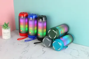 Tragbarer kabelloser Bluetooth-Lautsprecher mit bunten RGB-Lichtern und 3D-Stereosound.