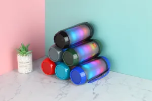Tragbarer RGB Bluetooth Lautsprecher mit dynamischem Atemlicht und farbigem Stereosound.