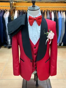 Traje de esmoquin rojo slim para hombre de 3 piezas con solapa chal negra y pajarita.