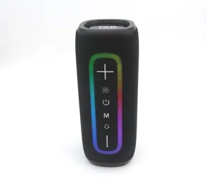 Nahaufnahme des tragbaren Bluetooth-Laufsprechers mit bunten RGB-Lichtringen und Tasten.