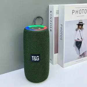 Tragbarer kabelloser Bluetooth-Lautsprecher mit RGB-Licht für Outdoor und Zuhause Audio.