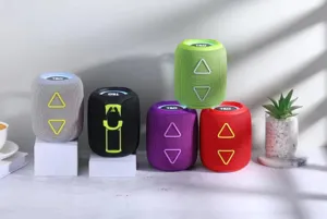 Haut-parleur Bluetooth sans fil portable avec des lumières LED colorées et des basses.