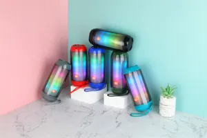 Tragbarer Bluetooth Lautsprecher mit RGB Lichtshow, 3D Stereosound und kabellosem Design.