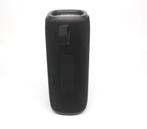 Tragbarer schwarzer Bluetooth Lautsprecher mit Schlaufe, Detailansicht des kabellosen Audiogeräts.