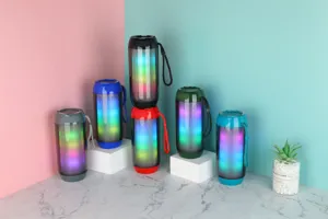 Tragbarer kabelloser Bluetooth-Lautsprecher mit lebendiger RGB-Beleuchtung und Trageband.