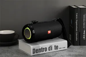 Enceinte bluetooth sans fil portable avec éclairage RGB dynamique et design étanche extérieur.