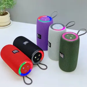 Tragbarer kabelloser Bluetooth-Lautsprecher mit buntem RGB-Licht und starkem Bass für draußen.