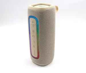 Tragbarer Outdoor Bluetooth Lautsprecher mit RGB Lichtleiste und Stoffnetz Design.