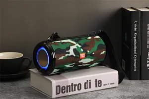 Haut-parleur Bluetooth étanche et portable avec lumières colorées et motif camouflage.