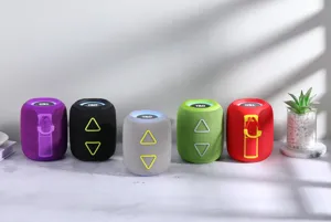 Vue detaillee de haut-parleurs bluetooth portables colores avec grille en tissu.