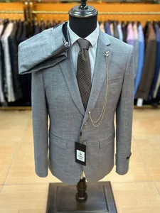Andriko gri slim fit koustoumi gia gamo kai epicheiriseis me sakaki kai panteloni set.