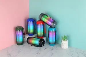 Detailansicht von bunten kabellosen Bluetooth-Lautsprechern mit lebendigen RGB-Lichteffekten.