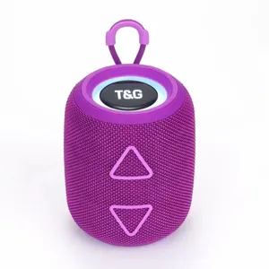Vue detaillee du haut-parleur bluetooth cylindre violet portable avec laniere et tissu.
