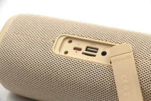 Detailansicht des kabellosen Bluetooth-Lautsprechers mit Ladeanschlüssen, TF-Karten- und AUX-Eingang.