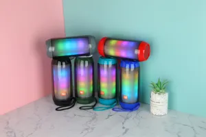 Tragbarer kabelloser Bluetooth Lautsprecher mit RGB dynamischen Lichtern und Stereo-Klang.