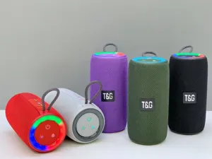 Tragbarer kabelloser Bluetooth-Lautsprecher mit RGB-Lichtern und starkem Bass für draußen.