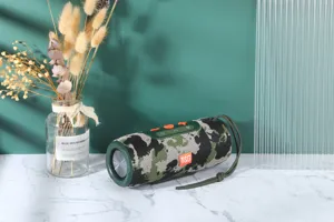 Haut-parleur Bluetooth sans fil portable avec basses puissantes, boîtier audio camouflage.