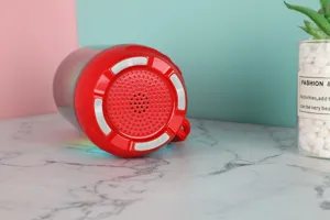 Tragbarer kabelloser Bluetooth Lautsprecher mit RGB Licht und 3D Stereo Sound Detailansicht