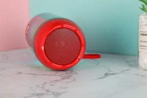 Detailansicht des tragbaren kabellosen Bluetooth-Lautsprechers mit lebendigen RGB-Leuchten.