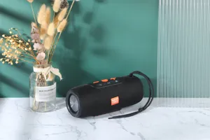 Haut-parleur Bluetooth sans fil portable avec basses profondes et dragonne en détail.