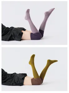 Chaussettes de yoga montantes et bicolores avec semelle antiderapante pour le pilates.