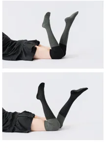 Vue détaillée de chaussettes de yoga montantes colorblock avec semelle antidérapante.