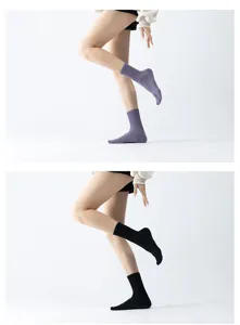 Vue détaillée des chaussettes de yoga antidérapantes pour femmes avec jacquard en losange.