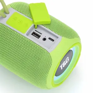 Vue détaillée d'enceinte Bluetooth cylindrique verte, son puissant et superbes lumières RVB.