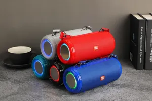 Vue détaillée de haut-parleurs bluetooth portables d'extérieur avec lumières et diaphragmes.