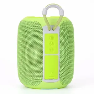 Haut-parleur Bluetooth sans fil portable avec maille en tissu vert vif et boucle de suspension.
