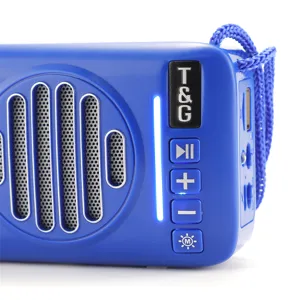 Tragbarer blauer kabelloser Bluetooth-Lautsprecher mit Riemen, Outdoor-Musikbox und Tasten.