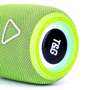 Gros plan détail du haut-parleur Bluetooth cylindrique vert avec filet en tissu et lumière.