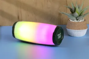 Haut-parleur bluetooth portable vue de detail avec des effets lumineux rgb colores.