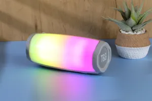 Vue détaillée d'enceinte Bluetooth cylindrique portable avec effets lumineux LED vibrants.