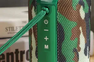 Tragbarer wasserdichter Bluetooth-Lautsprecher Detailaufnahme mit Tarnung Stoffnetz.