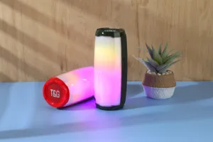 Vue détaillée d'un haut-parleur Bluetooth portable avec lumières LED colorées sur le bureau.