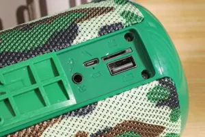 Nahaufnahme der Anschlüsse des tragbaren Bluetooth Lautsprechers im stilvollen Camouflage Design.