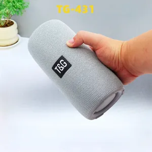 Nahaufnahme des tragbaren kabellosen Bluetooth-Laufsprechers mit grauem Stoffnetz und Zylinder.