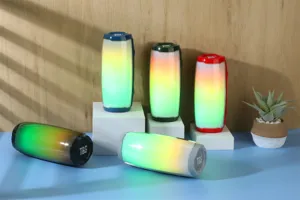 Vue détaillée du haut-parleur Bluetooth sans fil portable avec des lumières LED de pouls colorées