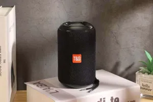 Tragbarer wasserdichter Bluetooth-Lautsprecher mit Stoffnetzdesign und tiefem Subwoofer-Bass.